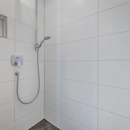 Maarten Mit Sauna Zempin